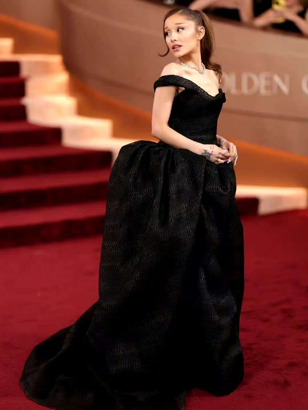 男明星红毯穿搭_女明星黑色礼服_金球奖红毯造型