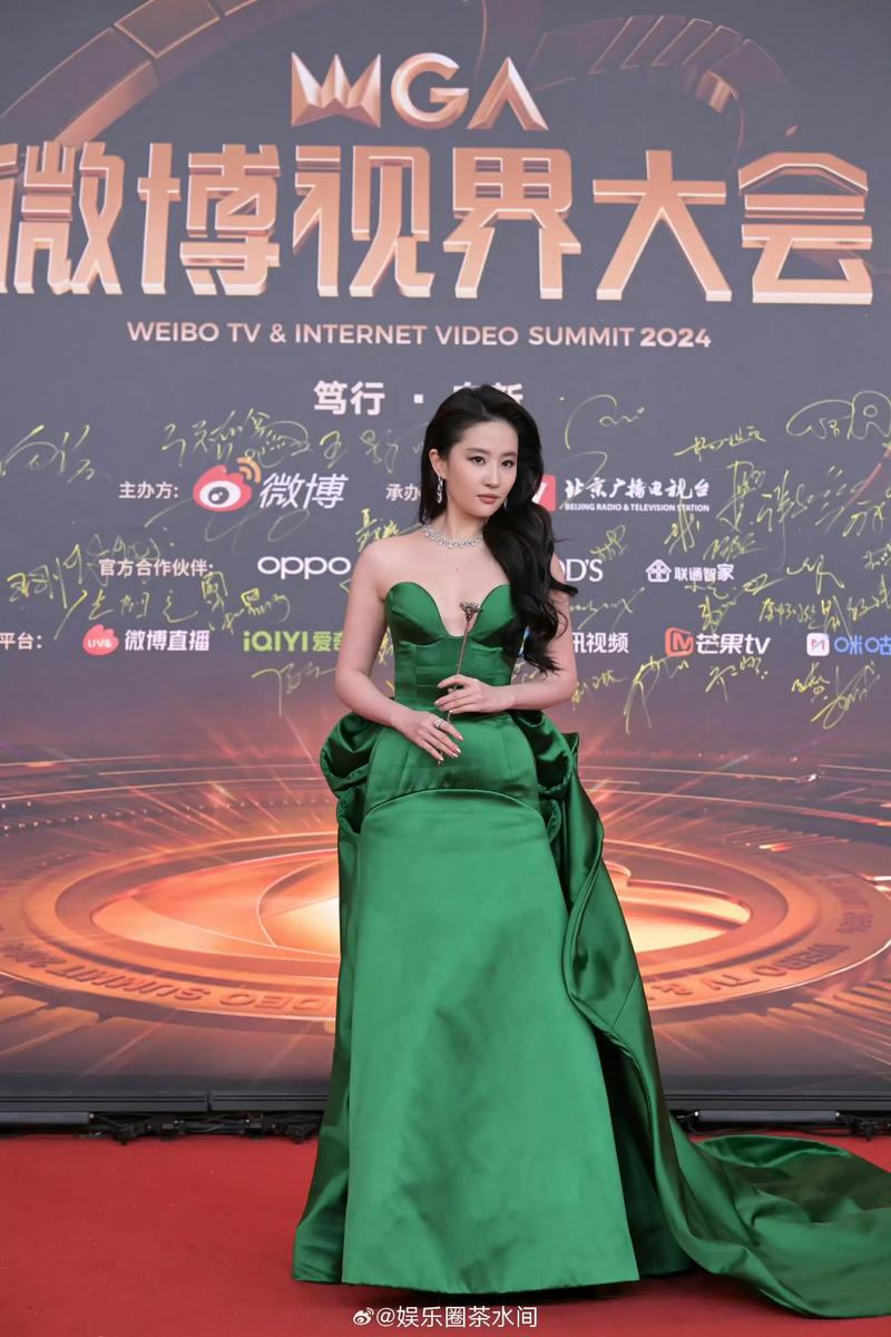 蹭红毯的女明星_内娱艺人时尚表现力对比_微博之夜红毯造型分析