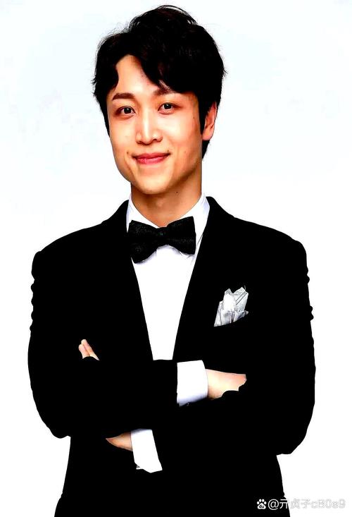 娱乐圈驼背的男明星_男明星驼背_明星驼背的话怎么调整