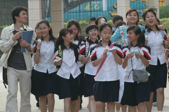 白色的女孩在线观看：聚焦青春期成长困惑的现实题材剧