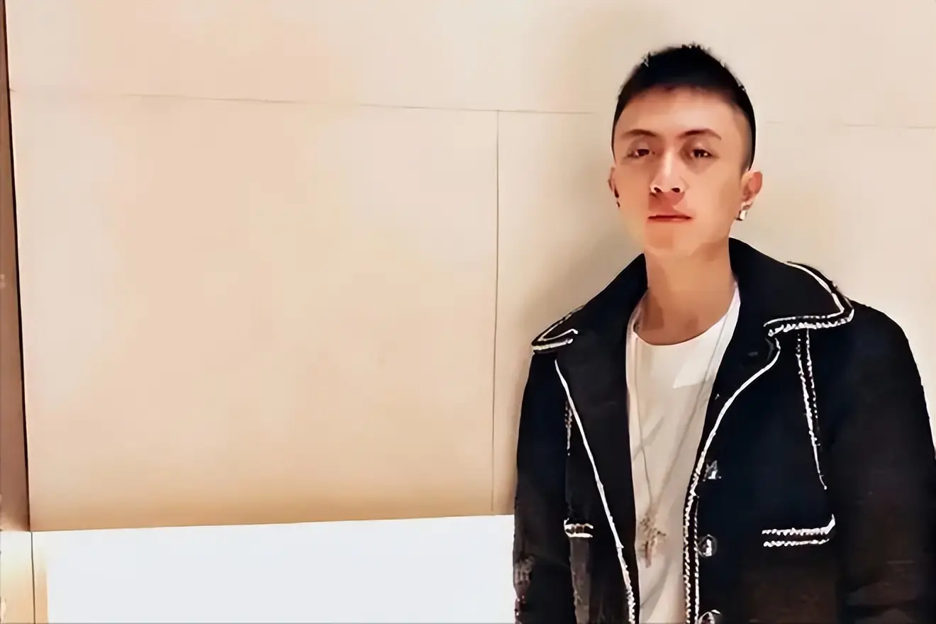 秦奋撞毁超跑事件_网红王思聪八卦-_秦奋的奢华生活