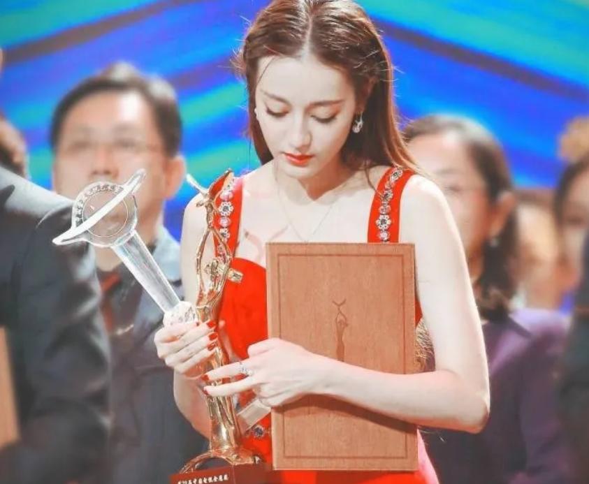 娱乐圈的颁奖_童瑶白玉兰视后争议_娱乐圈奖项质疑