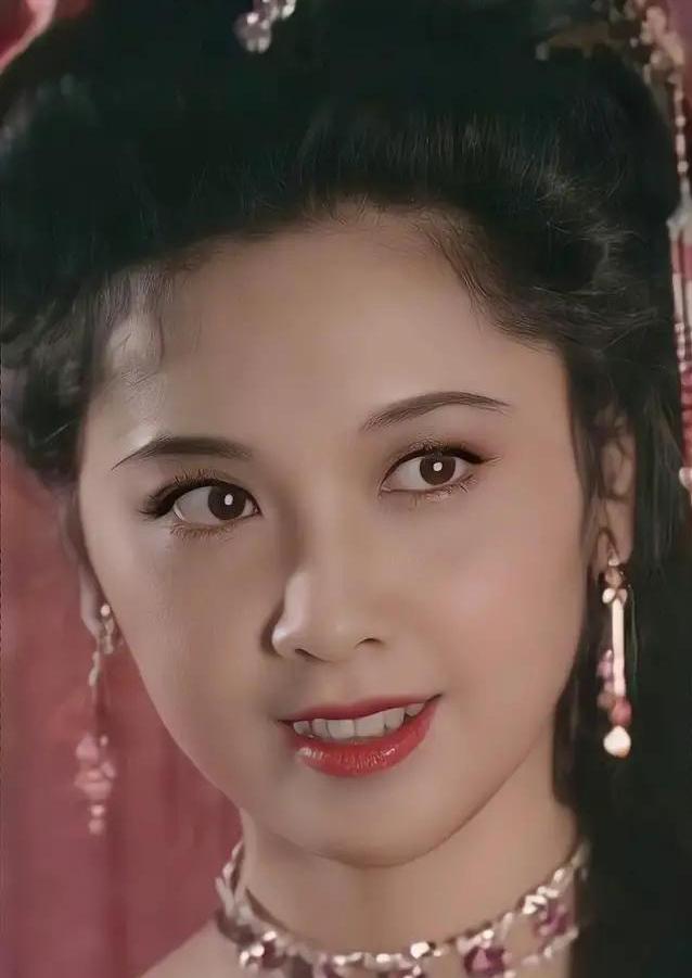 脸大显气质女星_大脸气质中年女星_韩国脸大女明星